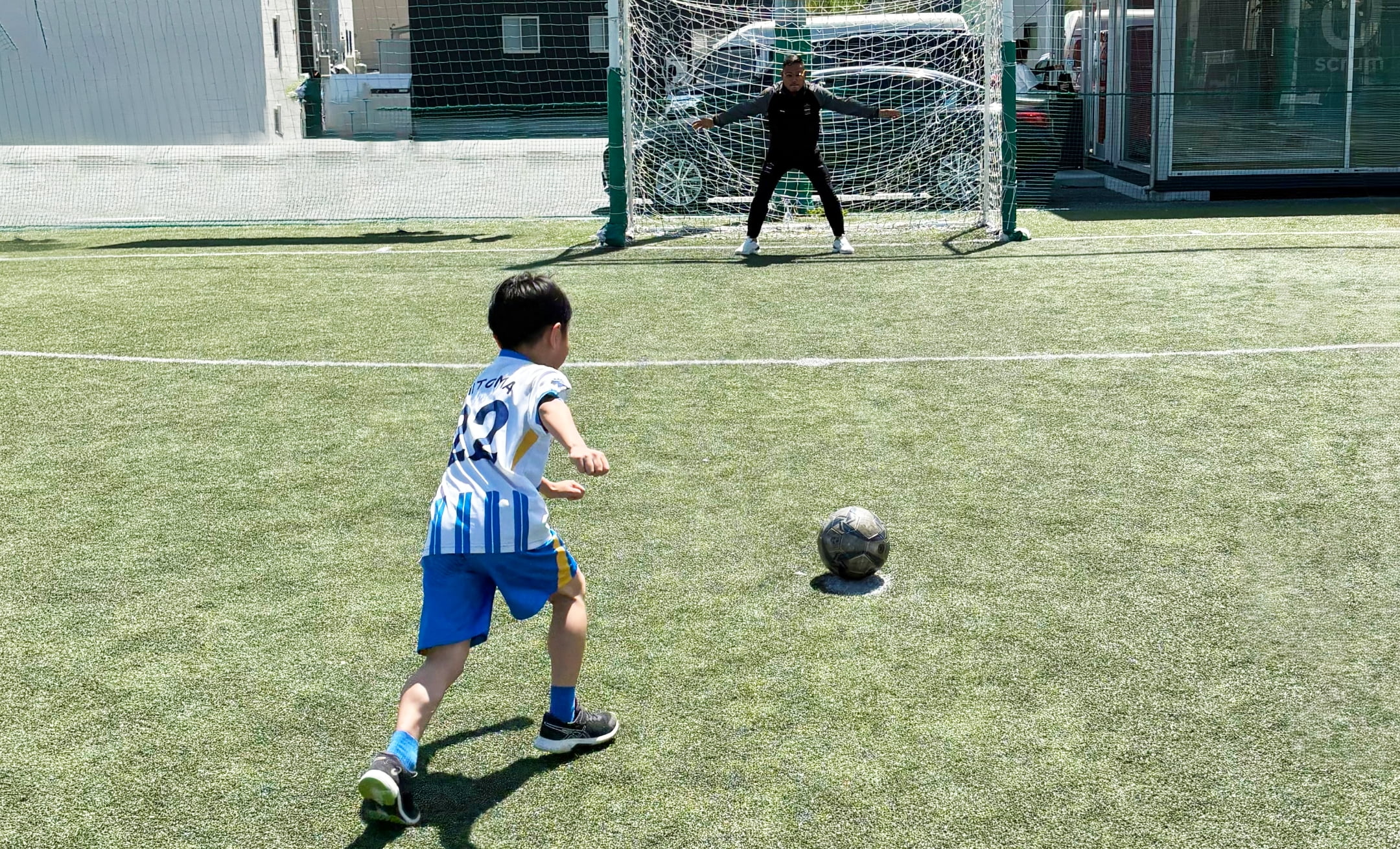 子供がサッカーをする写真